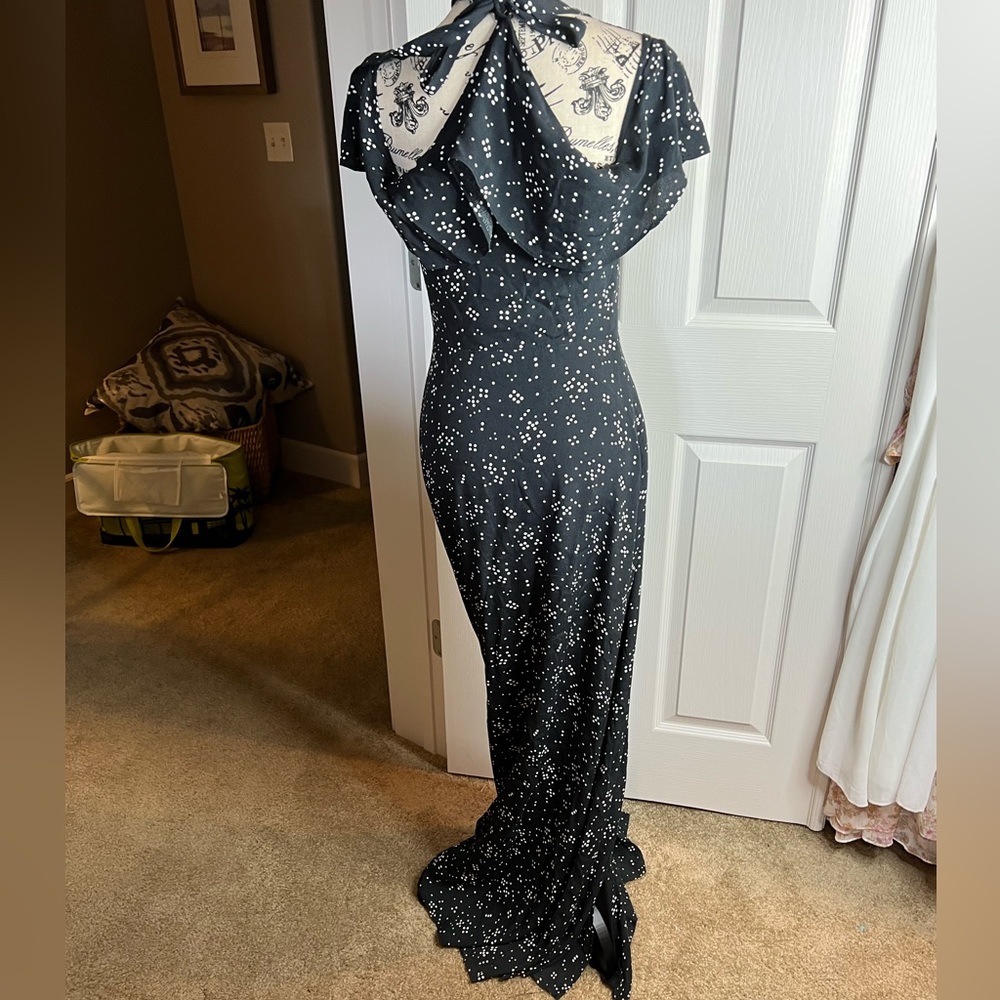 Super cute dress  sleeves are off shoulder zippper on side the back